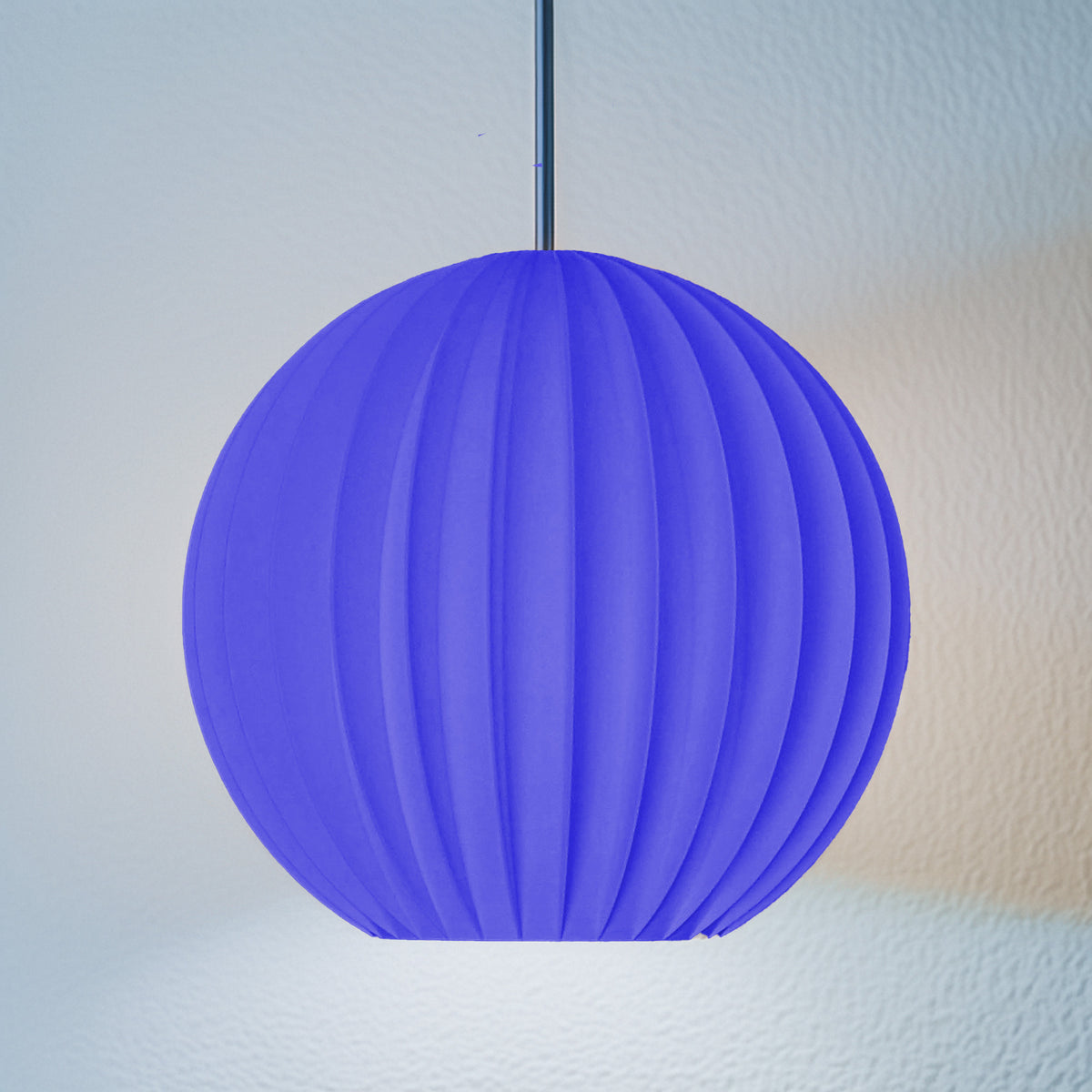 Minimalistische Pendelleuchten  skulpturale Lampenschirme mit Rillenstruktur, in verschiedenen Größen, ideal für modernes Wohndesign