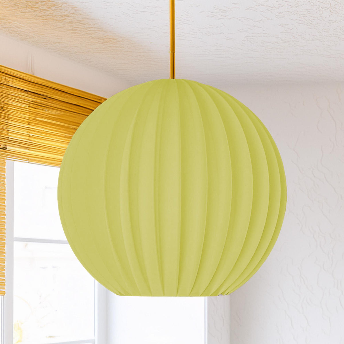 Minimalistische Pendelleuchten  skulpturale Lampenschirme mit Rillenstruktur, in verschiedenen Größen, ideal für modernes Wohndesign