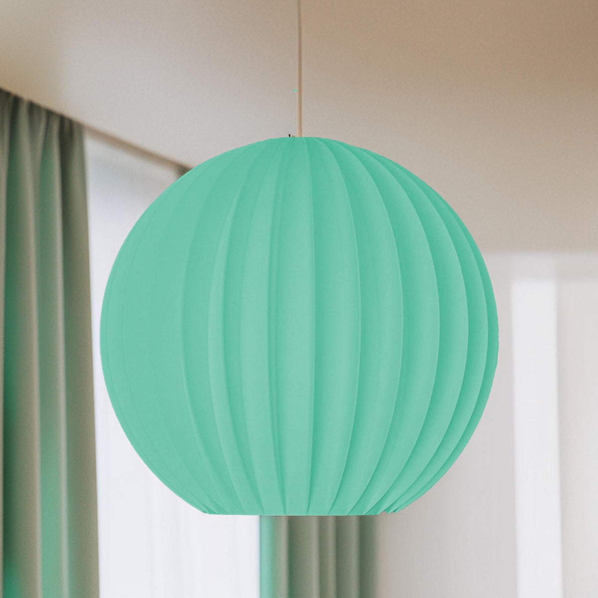 Minimalistische Pendelleuchten  skulpturale Lampenschirme mit Rillenstruktur, in verschiedenen Größen, ideal für modernes Wohndesign