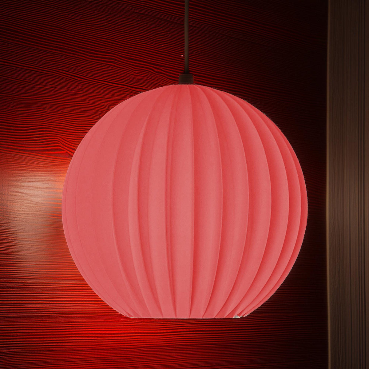 Minimalistische Pendelleuchten  skulpturale Lampenschirme mit Rillenstruktur, in verschiedenen Größen, ideal für modernes Wohndesign