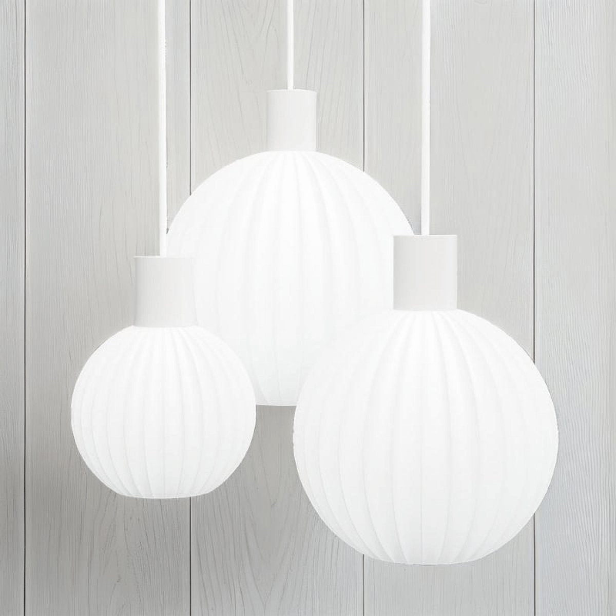 Minimalistische Pendelleuchten  skulpturale Lampenschirme mit Rillenstruktur, in verschiedenen Größen, ideal für modernes Wohndesign